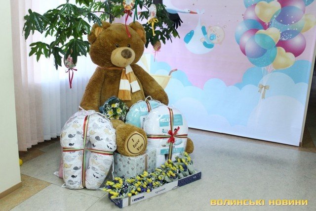 У луцькому пологовому привітали породіль з Днем матері і вручили подарунки. ФОТО