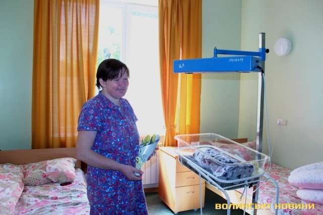 У луцькому пологовому привітали породіль з Днем матері і вручили подарунки. ФОТО