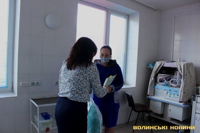 У луцькому пологовому привітали породіль з Днем матері і вручили подарунки. ФОТО
