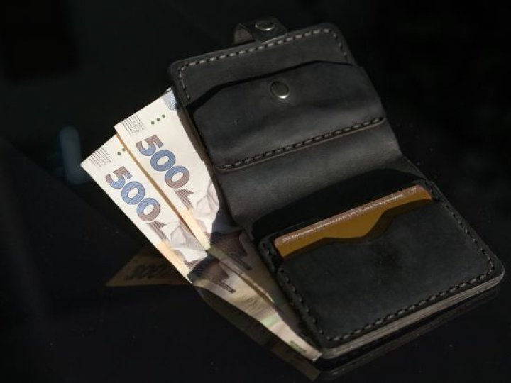 Середня зарплата українців за місяць впала на 600 гривень: кому платять найбільше