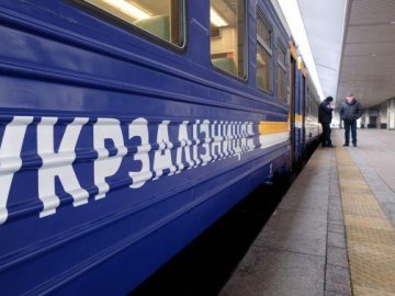 Росіяни вдарили по залізничному вокзалу Херсона: є влучання у пасажирський вагон