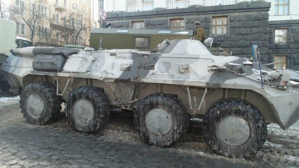 «Зворотній бік» Грушевського: військова техніка і міліція. ФОТО