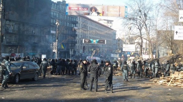 «Зворотній бік» Грушевського: військова техніка і міліція. ФОТО