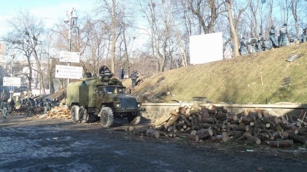 «Зворотній бік» Грушевського: військова техніка і міліція. ФОТО