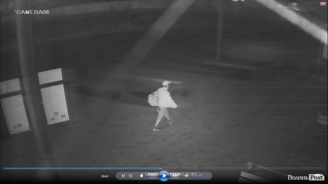 Невідомий чоловік прямує до ринку