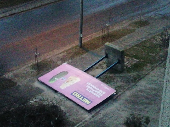 Повалені дерева і розтрощені авто: в Україні вирує ураганний вітер. ФОТО