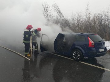 На Рівненщині посеред траси загорівся Renault Megane. ФОТО