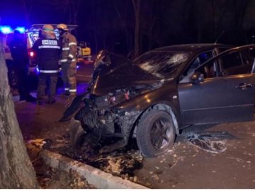 У Кривому Розі водій авто намагався скоротити собі віку, а вбив пасажира. ВІДЕО 18+