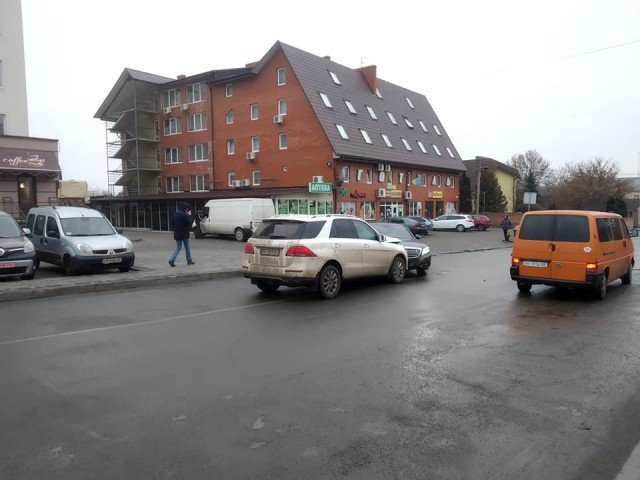 Поблизу Луцька зіткнулися дві елітні автівки. ФОТО