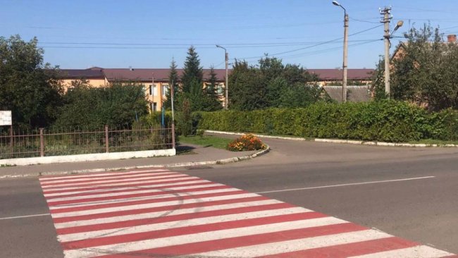 У громаді поблизу Луцька поліцейські переводять дітей через дорогу до школи