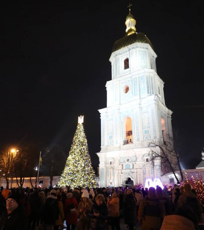 У Києві засяяла головна ялинка країни