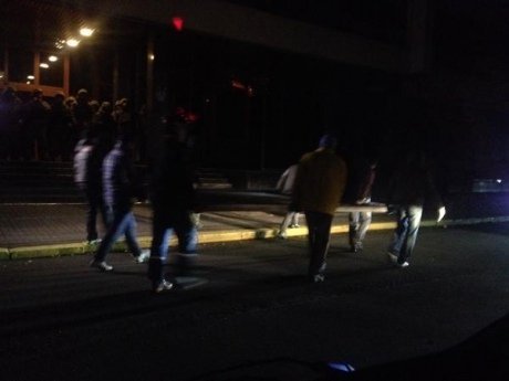 Приміщення «Укрнафти» заблокували люди з автоматами. ФОТО