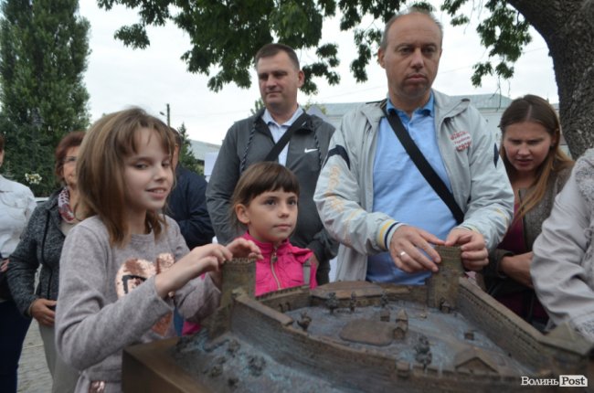 Замок Любарта на дотик: у Луцьку встановили бронзовий макет твердині. ФОТО