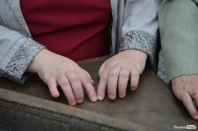 Замок Любарта на дотик: у Луцьку встановили бронзовий макет твердині. ФОТО