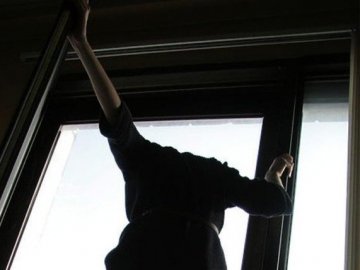 На Волині з вікна багатоповерхівки випала жінка