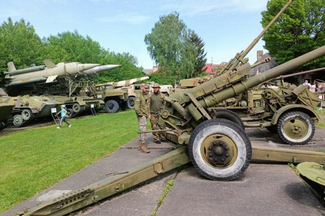 Реабілітація військових у Луцьку: майже 30 захисників побували у музеї військової техніки. ВІДЕО