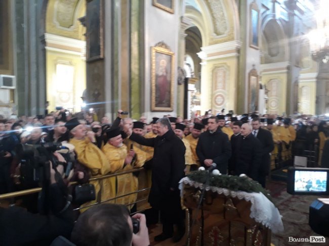 Президент з лучанами моляться за Україну. ОНОВЛЮЄТЬСЯ. ФОТО. ВІДЕО