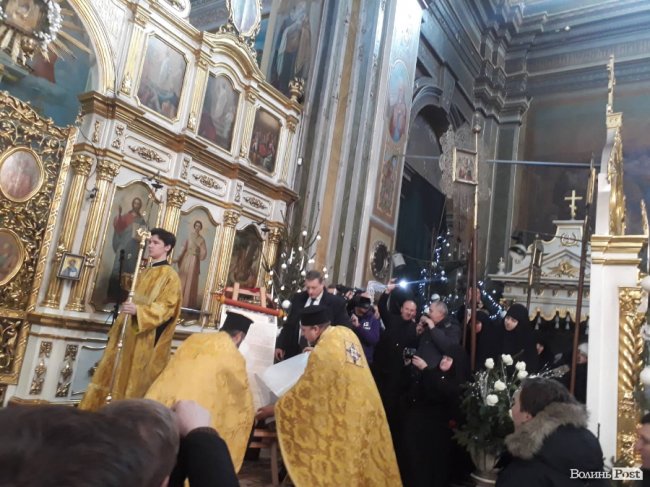 Президент з лучанами моляться за Україну. ОНОВЛЮЄТЬСЯ. ФОТО. ВІДЕО