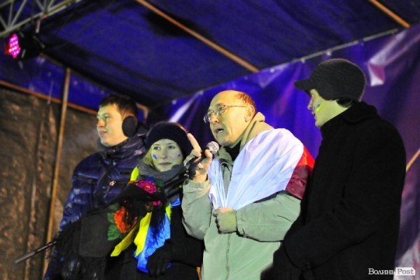 Як у Луцьку музиканти розважали люд на Євромайдані. ФОТО. ВІДЕО