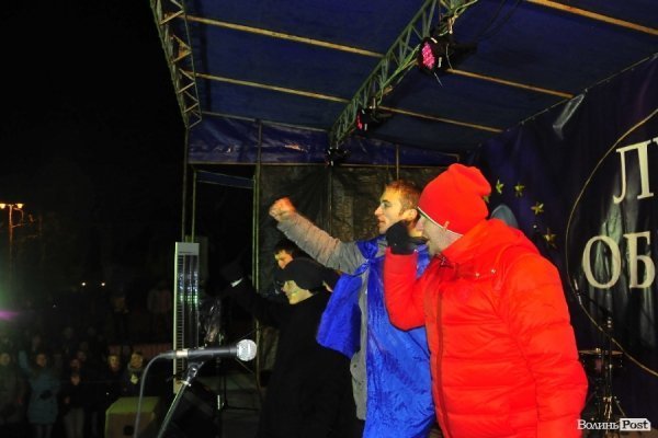 Як у Луцьку музиканти розважали люд на Євромайдані. ФОТО. ВІДЕО