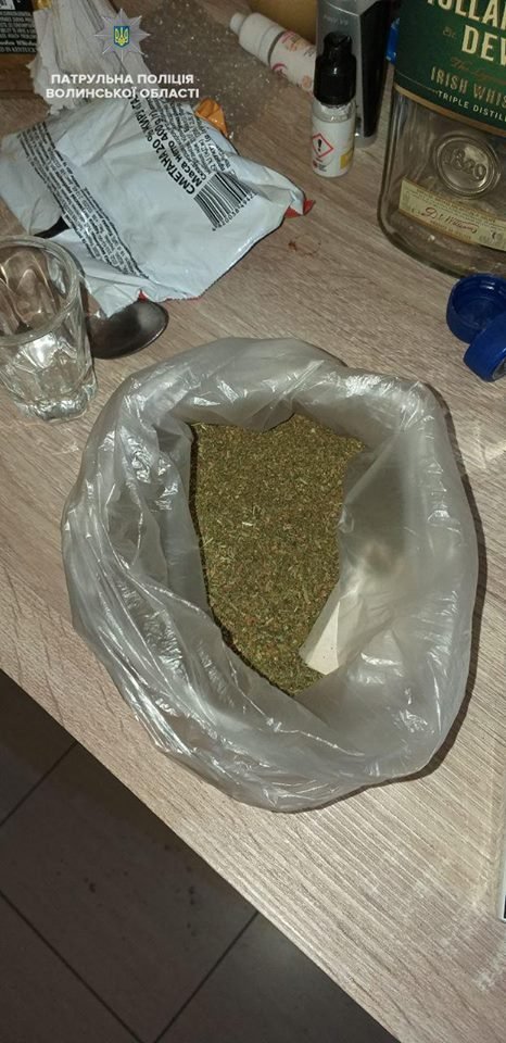 У Луцьку неадекватний чоловік перебрав з наркотиками і кричав про допомогу