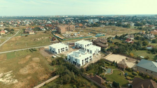 Поблизу Луцька продають житло нового типу. ФОТО*