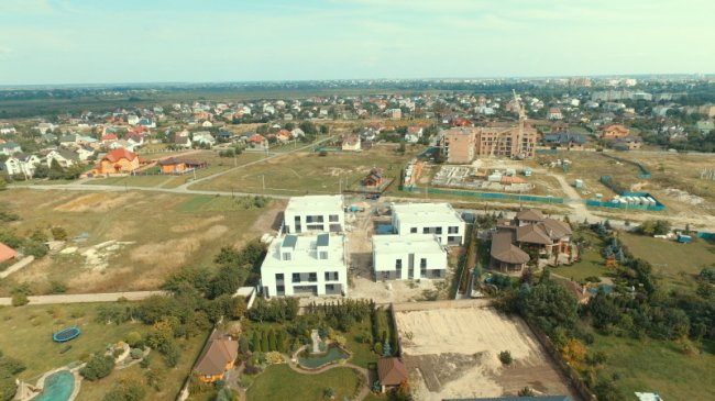 Поблизу Луцька продають житло нового типу. ФОТО*