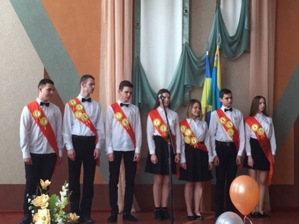 На Волині посвята у ліцеїсти пройшла під прапором з фронту, який подарували бійці АТО