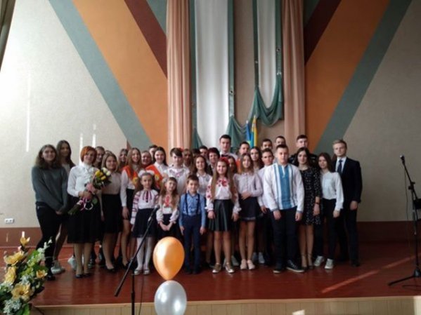 На Волині посвята у ліцеїсти пройшла під прапором з фронту, який подарували бійці АТО