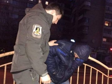 У Луцьку посеред дороги виявили закривавленого чоловіка