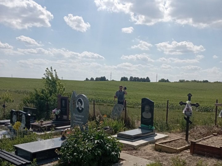 На Волині біля міського кладовища виявили стихійне звалище будівельного сміття 