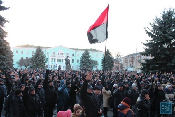 На мітинг у Нововолинську вийшло близько тисячі мешканців. ФОТО