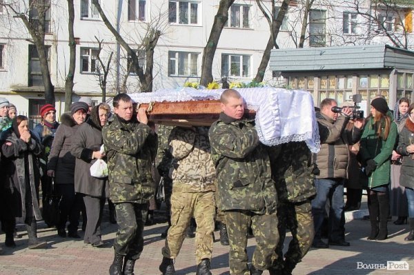 У Володимирі-Волинському попрощалися із загиблим бійцем. ФОТО