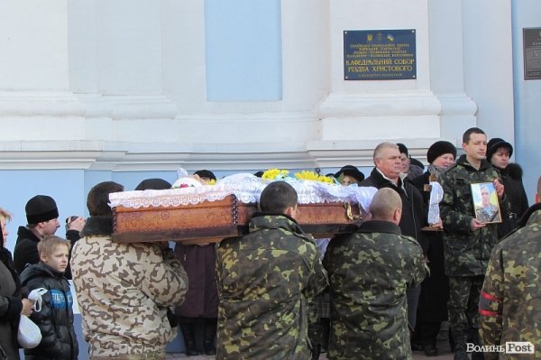 У Володимирі-Волинському попрощалися із загиблим бійцем. ФОТО
