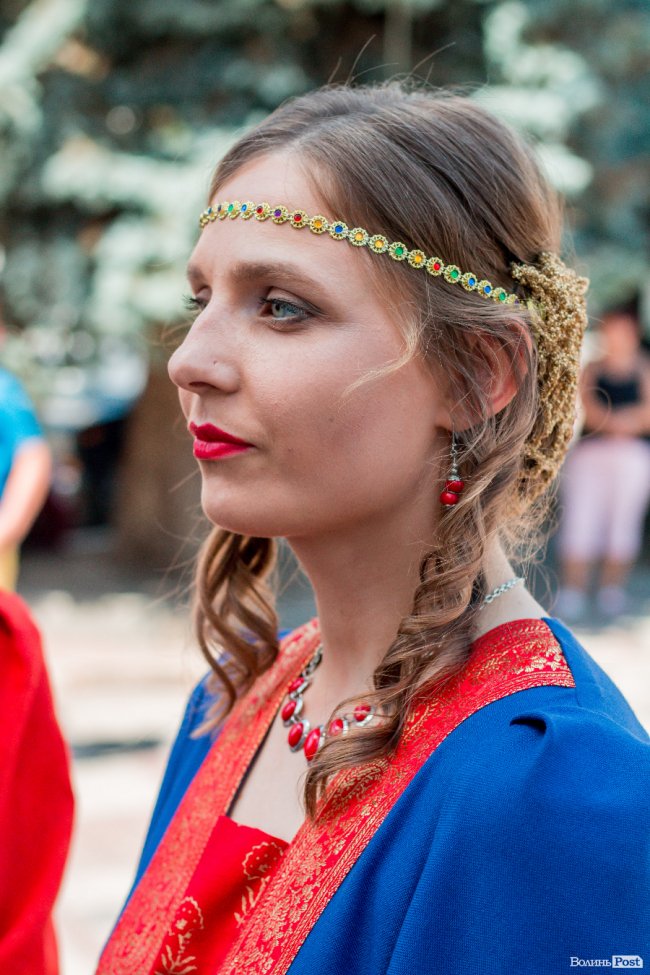 Середньовічні сукні, лицарські обладунки і давні забави: «Князівський бенкет» у Луцьку. ФОТО