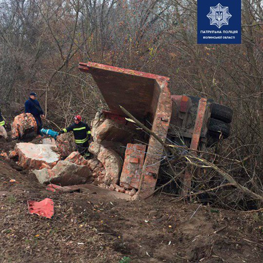У Луцьку на Набережній перевернулася вантажівка: рух ускладнений. ФОТО. ОНОВЛЕНО