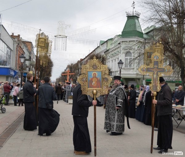 Під час хресної ходи у Луцьку окропили навіть мормонів