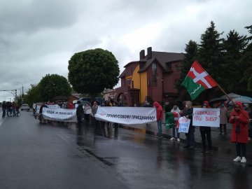 «Луцьк, не засилай сватів, бо отримаєш гарбуза»: у Княгининку – протест проти приєднання 