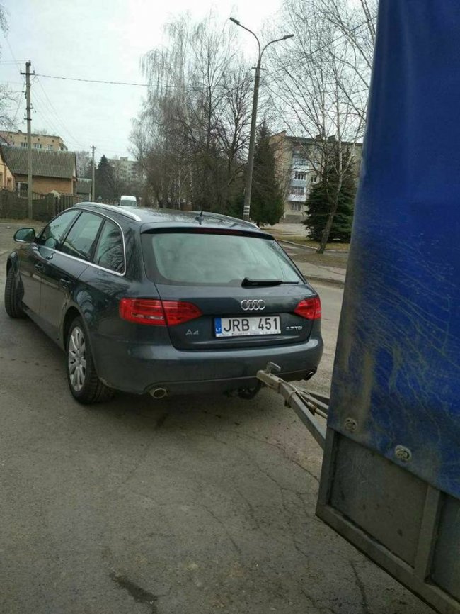 Муніципали «застукали» лучан, які підкидали сміття в чужі контейнери. ФОТО