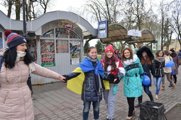 У Луцьку збудували «живий ланцюг» на підтримку євроінтеграції. ФОТО