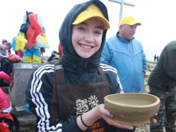 Волинські гончарі піднялись на вершину Говерли, щоб встановити рекорд України. ФОТО