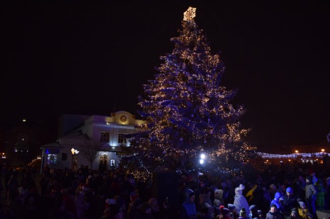 Як виглядають головні ялинки різних міст України. ФОТО