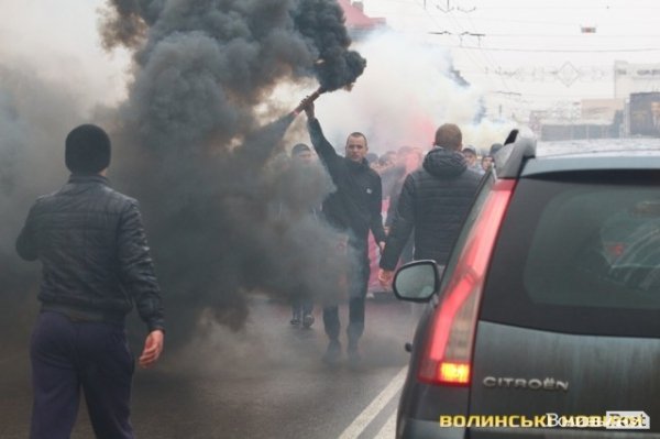 Центр Луцька оповив дим: марш фанів «Волині»