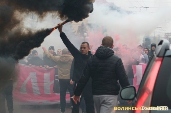 Центр Луцька оповив дим: марш фанів «Волині»