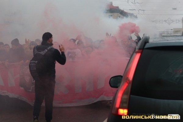 Центр Луцька оповив дим: марш фанів «Волині»