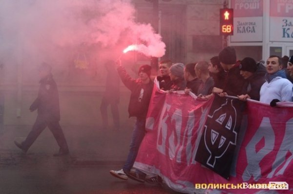 Центр Луцька оповив дим: марш фанів «Волині»