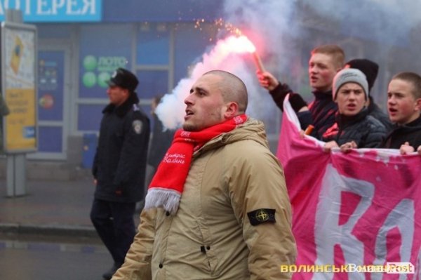 Центр Луцька оповив дим: марш фанів «Волині»