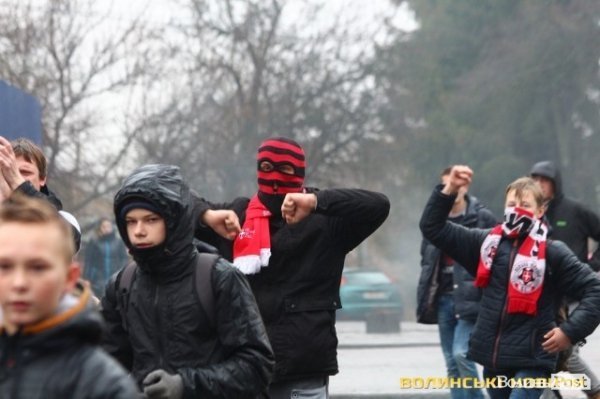 Центр Луцька оповив дим: марш фанів «Волині»
