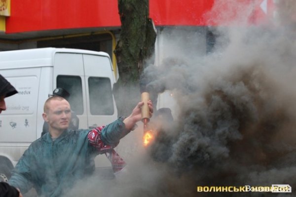 Центр Луцька оповив дим: марш фанів «Волині»