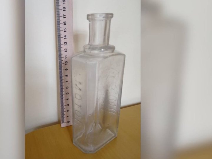 У музей на Волині передали аптечну пляшечку, виготовлену у Варшаві